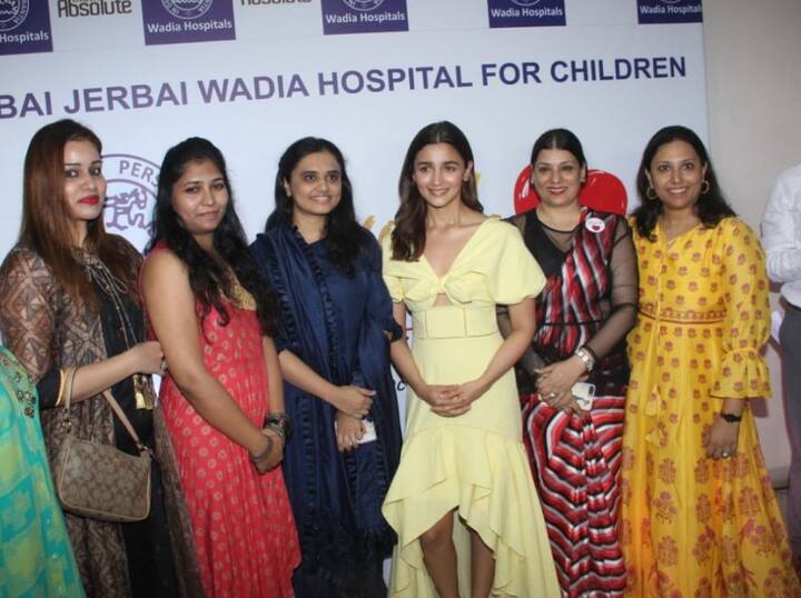  बता दें कि 'आर्ट फॉर द हार्ट' नामक प्रदर्शनी के जरिए किए गए पहल का पहला साल है, वे इस पेंटिंग प्रदर्शनी के माध्यम से फंड जुटा रहे हैं, ताकि वे बच्चों की हार्ट सर्जरी कर सकें. 