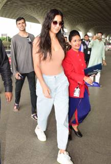 Spotted: एयरपोर्ट पर कैटरीना तो ऑनलोकेशन नजर आईं वानी कपूर, यहां देखें तस्वीरें