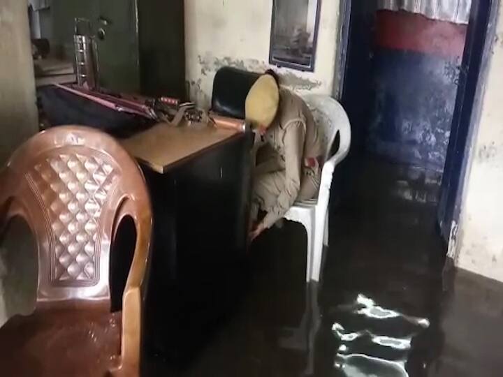 बारिश की वजह से जहां लोग घरों में कैद रहने को मजबूर हैं, वहीं जगह जगह हुए जलभराव की वजह से लोगों को खासी दिक्कतों का सामना करना पड़ रहा है. कई जगह सड़कों व गलियों में घुटने भर से ज़्यादा पानी भर जा रहा है.