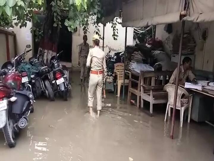 इस दौरान पूरे थाने में हड़कंप मचा रहा. थाने के साथ ही बारिश की वजह से शहर में तमाम दूसरी प्रमुख जगहों पर भी जलभराव हुआ. कई सड़कें व रास्ते बारिश से हुए जलभराव में डूबे रहे. बारिश व जलभराव से जनजीवन पूरी तरह अस्त व्यस्त हो गया.