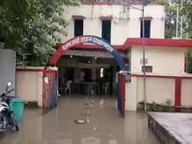 प्रयागराज: लगातार हो रही बारिश से तालाब बना पुलिस स्टेशन, भरा ढाई फिट तक पानी