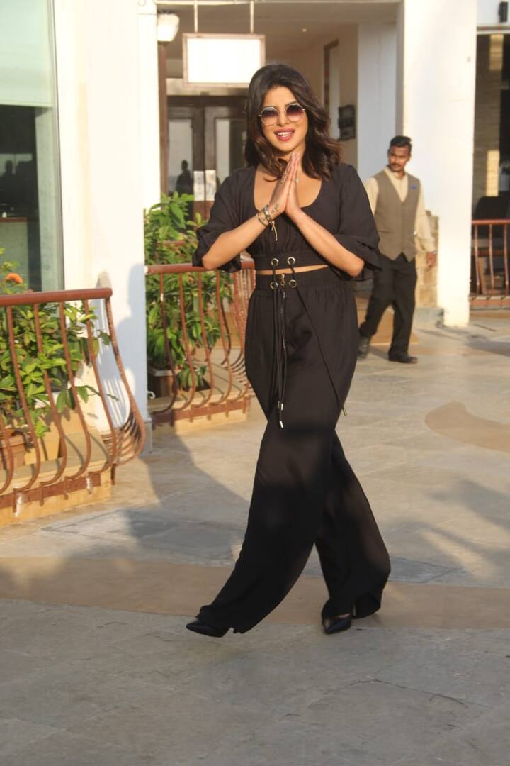 प्रियंका चोपड़ा ने यहां जैसे ही पैपराजी को देखा वो नमस्ते करती भी दिखीं.