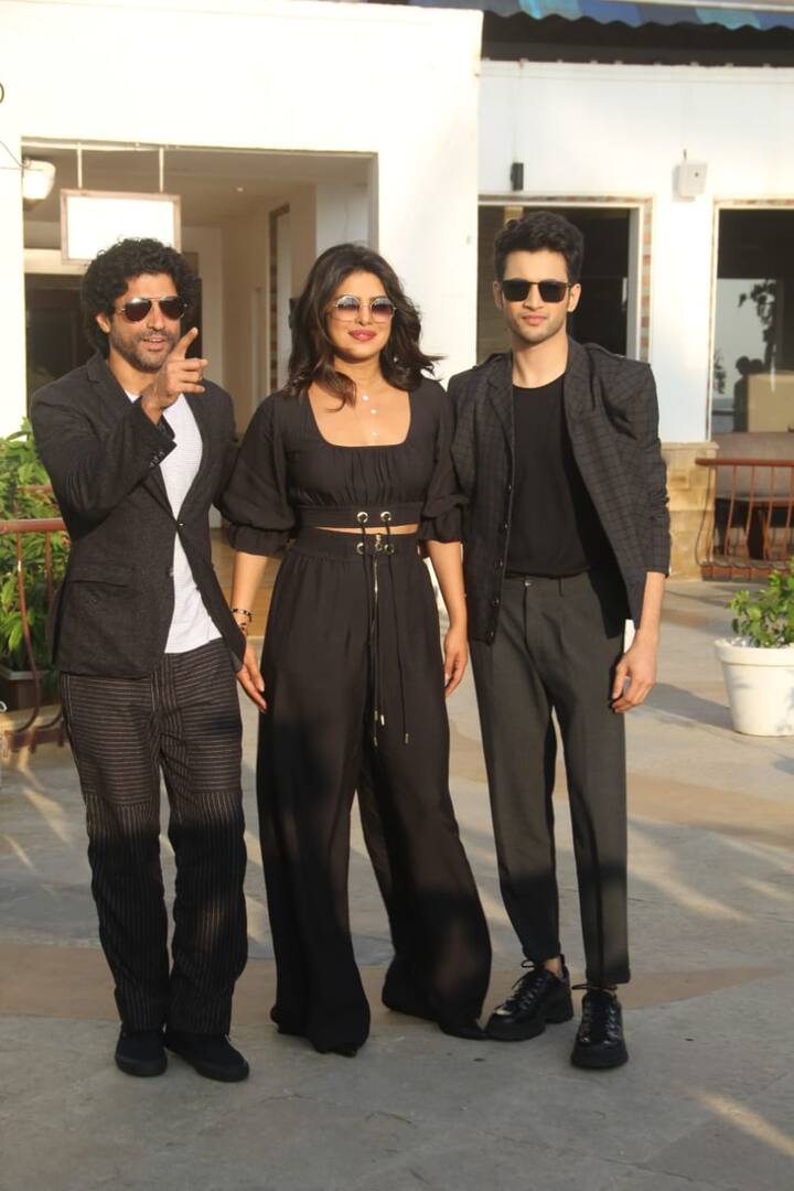 प्रियंका कल मुंबई में फिल्म के प्रमोशन के दौरान अभिनेता फरहान अख्तर और रोहित सर्राफ के साथ ब्लैक ड्रेस में Twinning करती नज़र आईं. प्रियंका ने अपनी तस्वीर इंस्टाग्राम पर भी पोस्ट की.