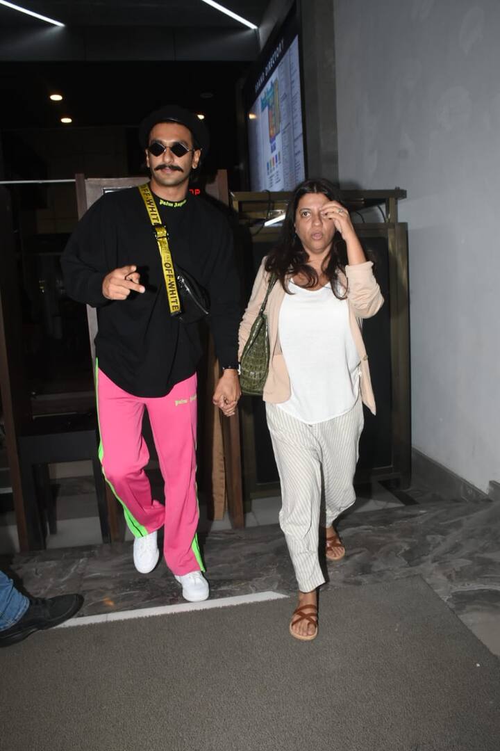 कल अपनी इस महंगी गाड़ी में बैठकर रणवीर सिंह फिल्म देखने पहुंचे लेकिन उनके साथ दीपिका नहीं बल्कि कोई और नज़र आया. उनके साथ फिल्ममेकर ज़ोया अख्तर थी.