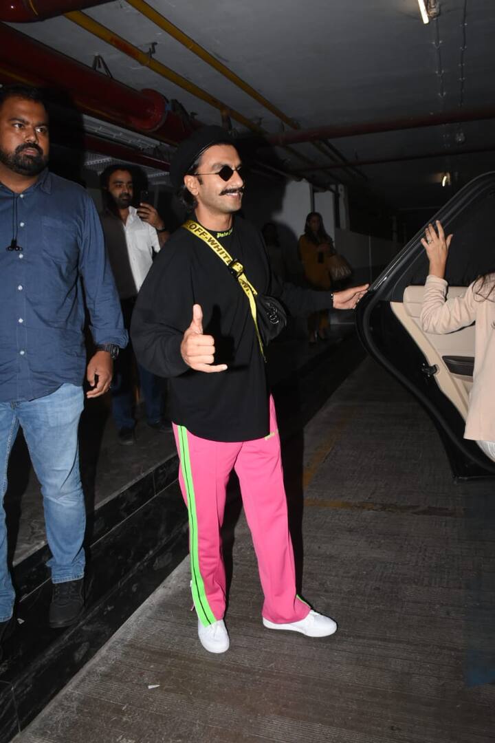 फिल्म देखने के बाद बाबा कुछ इस COOL अंदाज में पोज देते भी नज़र आए.