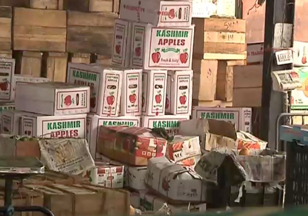 जम्मूः व्यापारियों ने अब तक सेब के 11000 ट्रक कश्मीर से बाहर भेजे, पूरे शबाब पर है सेब का कारोबार