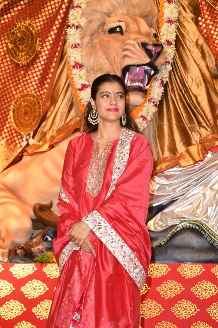  इस खास मौके पर काजोल बेहद खूबसूरत लगी रही थीं. उन्होंने लाल रंग की ड्रेस पहनी हुई थी. (तस्वीर: मानव मंगलानी) 
