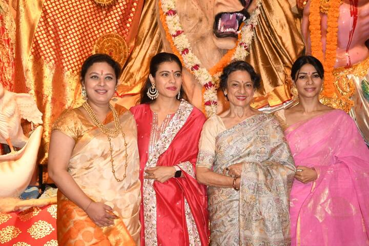काजोल के साथ उनकी मां तनुजा भी दुर्गा पूजा के मौके पर पंडाल पहुंची. इस मौके पर उन्होंने भी बेहद खूबसरत साड़ी पहनी हुई थी. (तस्वीर: मानव मंगलानी)