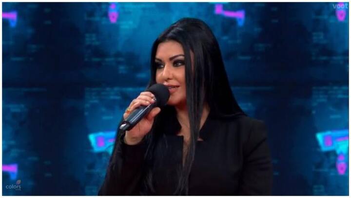 कोएना पिछले काफी समय से अपने ट्रान्फॉर्मेशन को लेक्र खबरों में हैं. ऐसे में इस शो के पांचवे दिन कोएना अपनी पर्सनल लाइफ के बारे में बातें कि जिसके बारे में उनके फैंस को भी नहीं मालूम. कोएना ने बताया कि जिस शख्स के साथ वो आखिरी बार रिलेशन में थीं वो टर्की का रहने वाला था. कोएना ने कहा,