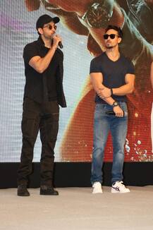 IN PICS: स्टेज पर भी \'वॉर\' का खुमार लेकर पहुंचे ऋतिक रोशन और टाइगर श्रॉफ, इस तरह सभी को चौंकाया