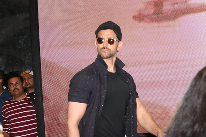 सक्सेस के इस जश्न के दौरान ऋतिक रोशन बेहद डैशिंग लुक में नज़र आए. (तस्वीर: मानव मंगलानी)