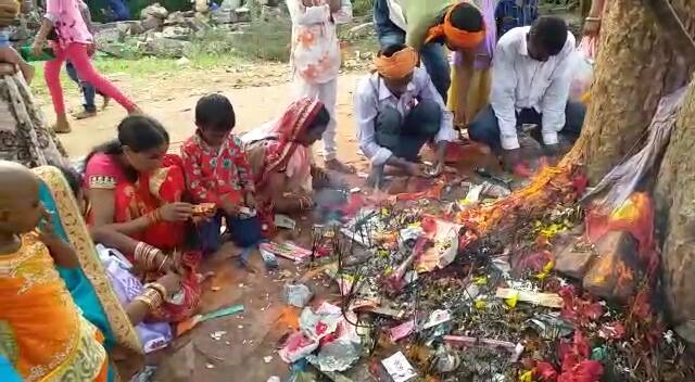 मां मुंडेश्वरी के पूजा करने वाले पुजारी का कहना है कि इस मंदिर का निर्माण कराया नहीं गया बल्कि इस मंदिर को खुदाई के दौरान पाया गया है और मंदिर पहाड़ी के सबसे ऊपर अष्ट कोड़िय रूप में स्थित है.