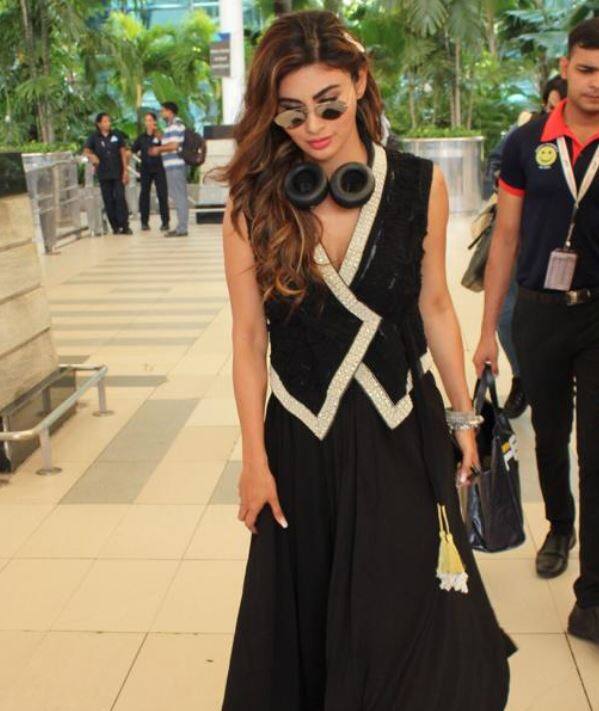 इस दौरान जहां मौनी रॉय ऑल ब्लैक लुक में नजर आईं तो वहीं, राजकुमार बेहद कैजुअल अंदाज में दिखे.