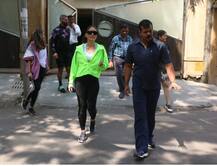 IN PICS: सारा से लेकर करीना कपूर पर चढ़ा फिटनेस फीवर, GYM के बाहर आईं नजर
