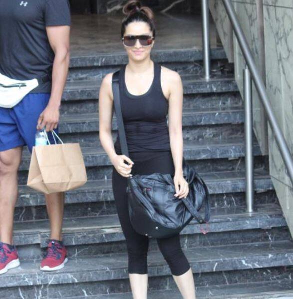 इसके अलावा श्रद्धा कपूर को भी मुंबई में जिम के बाहर स्पॉट किया गया.