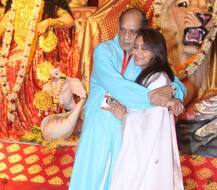 मां दुर्गा का आर्शीवाद लेने पंडाल पहुंचीं रानी मुखर्जी, सामने आईं बेहद खूबसूरत तस्वीरें