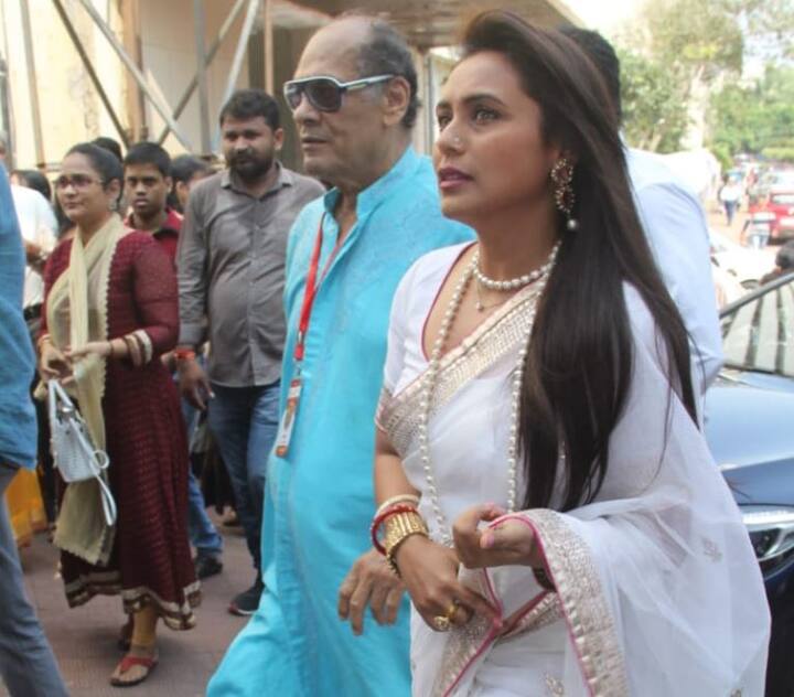 उल्लेखनीय है कि रानी मुखर्जी हर साल इसी पंडाल में देवी दुर्गा का दर्शन करने के लिए पहुंचती हैं.
