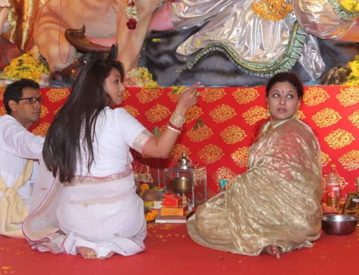पंडाल में पहुंची रानी मुखर्जी वहां मां दुर्गा की पूजा अर्चना करती नजर आईं .