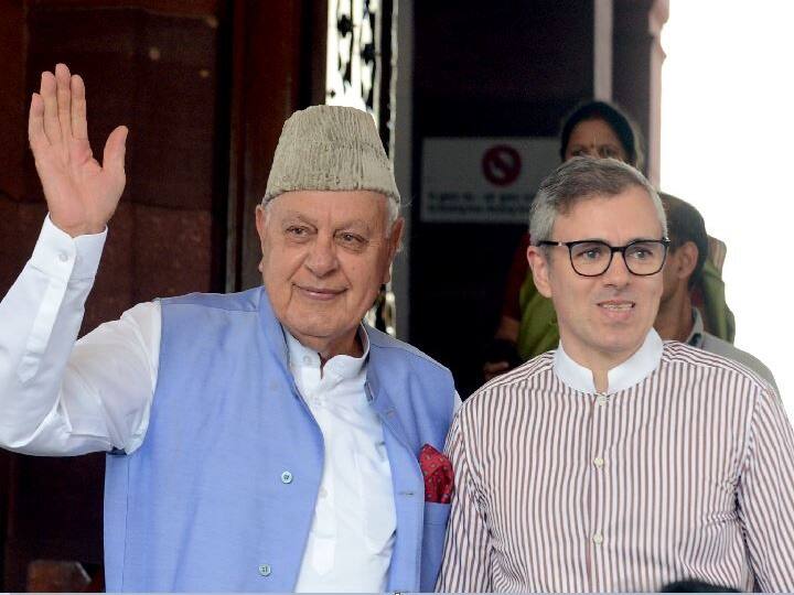 Jammu and Kashmir: Omar and Farooq Abdullah isolated at home after coming in contact with Corona infected जम्मू-कश्मीर: कोरोना संक्रमित के संपर्क में आने पर होम आइसोलेट हुए उमर और फारूक अब्दुल्ला