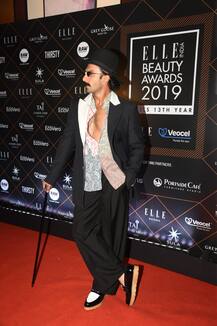 Elle Beauty Awards: हाथ में छड़ी और हैट पहने रणवीर सिंह ने इस अंदाज़ में ली रेड कार्पेट पर एंट्री, देखें तस्वीरें