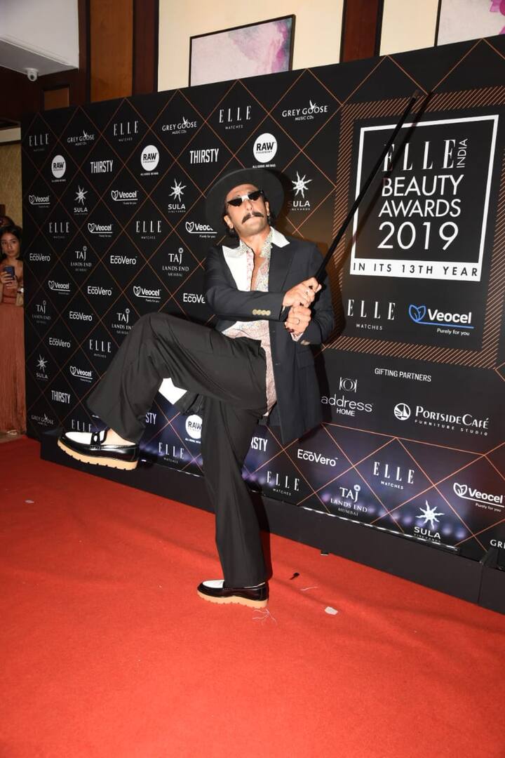 अपनी छड़ी से रेड कार्पेट पर रणवीर छक्के मारने की प्रैक्टिस भी करते नज़र आए. (तस्वीर: मानव मंगलानी)