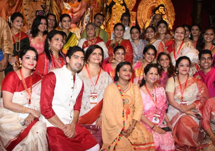 इस खास दिन पर मां दुर्गा का आर्शिवाद लेने कई बॉलीवुड सितारे मां दुर्गा के पंडाल में पहुंचे. 