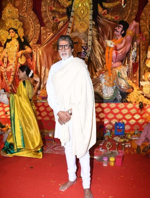 महानायक अमिताभ बच्चन भी पत्नी जया बच्चन के साथ पंडाल में पहुंचे और मां दुर्गा का आर्शीवाद लिया. 