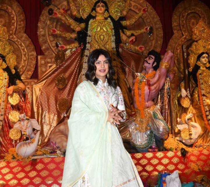 इन दिनों अपनी फिल्म 'द स्काई इज पिंक' को प्रमोट करती दिख रहीं प्रियंका चोपड़ा भी दुर्गा पंडाल में माता के दर्शन करने पहुंचीं. 