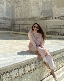 ताजमहल का दीदार करने पहुंचीं करिश्मा कपूर, तस्वीर शेयर कर कहा- खूबसूरती हो रही है महसूस