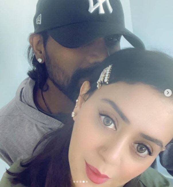 सोशल मीडिया पर रोमो की इस तस्वीरों का उनके फैंस खूब पसंद कर रहे हैं. 