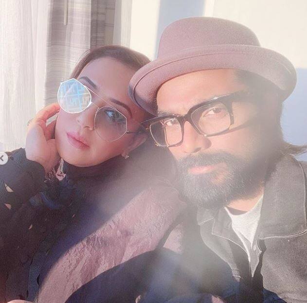 इसके साथ ही फैंस से लेकर सेलेब्स सभी उनकी शादी की सालगिरह की बधाईयां दे रहे हैं. 