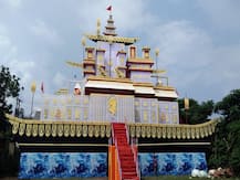 प्रयागराज: आकर्षण का केंद्र बना INS विक्रांत के मॉडल पर बना अनूठा दुर्गापूजा पंडाल