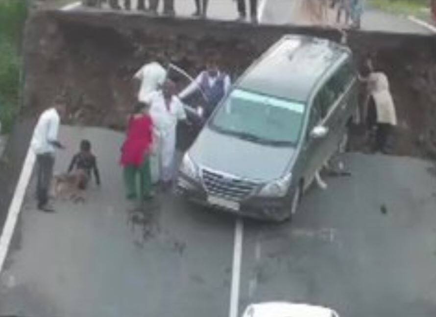 गुजरात: जूनागढ़ में पुल ढहा, चार गाड़ियां हुई हादसे का शिकार