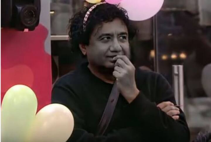 सिद्धार्थ डे ने अबु मलिक का नाम लेते हुए कहा कि इनकी गलतफहमी है कि नहीं नहाने से स्किन सही रहेगा, बिना ब्रश के दांत सही रहेंगे.