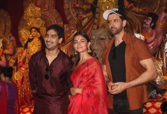 नवमी के दिन रितिक, आलिया, काजोल, रानी मुखर्जी ने लिया मां दुर्गा का आशीर्वाद