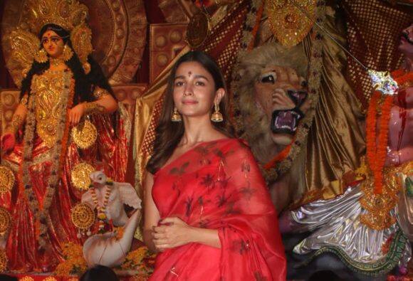 नवमी के दिन रितिक, आलिया, काजोल, रानी मुखर्जी ने लिया मां दुर्गा का आशीर्वाद