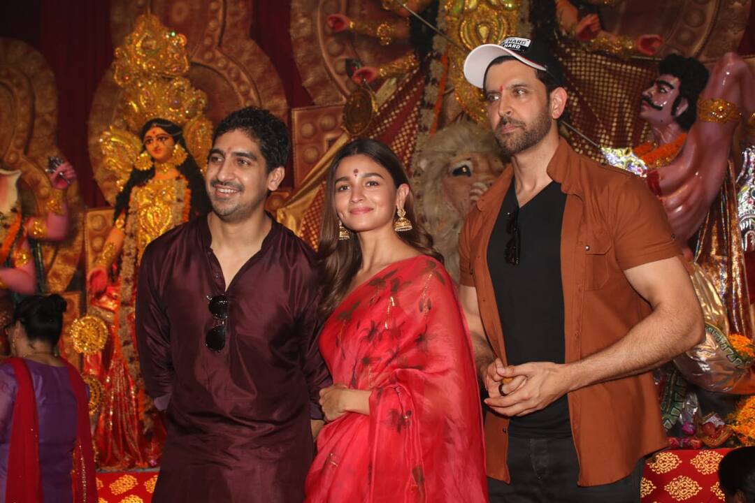 नवमी के दिन रितिक, आलिया, काजोल, रानी मुखर्जी ने लिया मां दुर्गा का आशीर्वाद Hrithik, Alia, Kajol, Rani Mukerji took blessings of mother Durga on Navami day नवमी के दिन रितिक, आलिया, काजोल, रानी मुखर्जी ने लिया मां दुर्गा का आशीर्वाद
