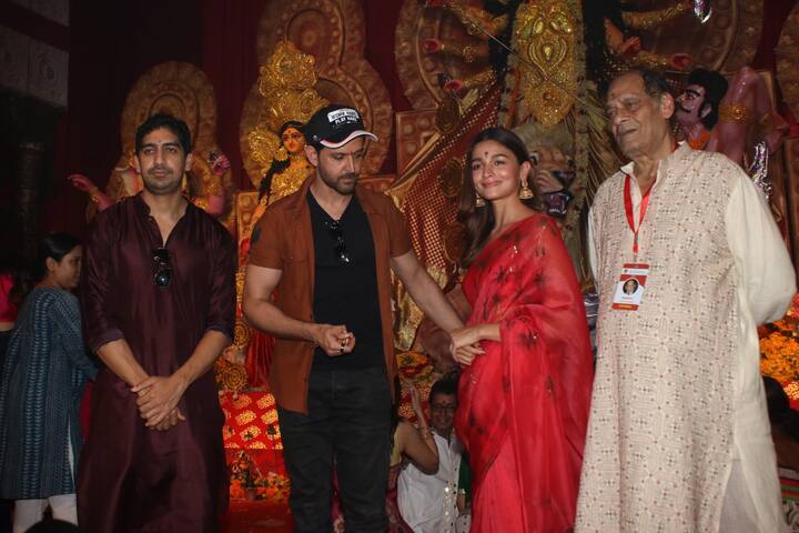 आज नवमी के दिन बड़ी तादाद में घर से निकलकर फिल्म सितारों ने मां दुर्गा का आशीर्वाद लिया. (तस्वीरें- मानव मंगलानी)