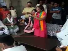 चुनाव प्रचार के दौरान बबीता फोगाट से शख्स ने पूछा ऐसा सवाल, देनी पड़ी सफाई