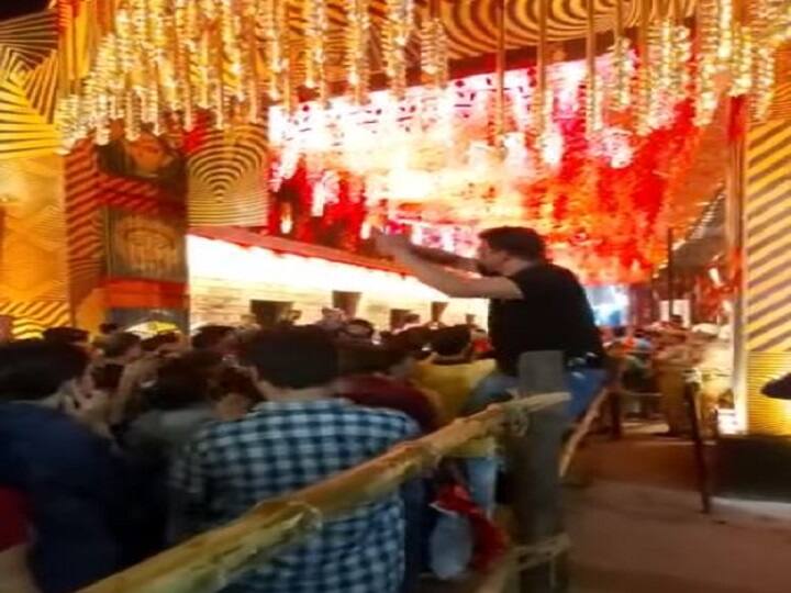 कोलकाता: दुर्गा पूजा पंडाल में इलियास मियां ने की अलग अंदाज में ड्यूटी, वीडियो हुआ वायरल Kolkata cop Viral video wins the Internet by managing crowd efficiently at Durga Puja pandal कोलकाता: दुर्गा पूजा पंडाल में इलियास मियां ने की अलग अंदाज में ड्यूटी, वीडियो हुआ वायरल