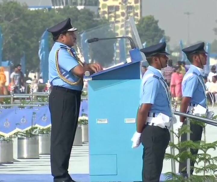 इस कार्यक्रम में वायुसेना के नए एयरचीफ मार्शल राकेश कुमार सिंह भदौरिया ने भी पहली बार वायुसेनाध्यक्ष के तौर पर परेड की सलामी ली. इस दौरान उन्होंने कहा कि आतंकवादी हमलों से निपटने के सरकार के तरीके में बहुत बड़ा बदलाव आया है. उन्होंने कहा, ''बालाकोट में एयर स्ट्राइक करना एक राजनीतिक संकल्प था. आतंकी हमलों से निपटने के सरकार के तरीकों में बदलाव आया है.''
