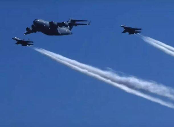  इस कार्यक्रम के दौरान मिग 21, तेजस ने अपने करतब दिखाए. यह स्वदेशी हल्का लड़ाकू विमान है. इसके अलावा सारंग हेलीकॉप्टर्स ने भी करतब दिखाए. ध्रुव हेलीकॉप्टर्स को मोडिफाइ करके इन्हें बनाया गया था. आज आसमान में कुल 54 विमान ने उड़ान भर कर करतब दिखाया.