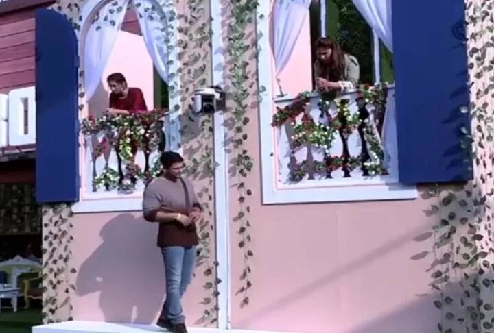 सिद्धार्थ शुक्ला, आरती और रश्मि देसाई- टास्क के लिए दूसरे राउंड में बिग बॉस ने सिद्धार्थ शुक्ला, आरती और रश्मि देसाई के नामों का ऐलान किया. रश्मि और आरती में अपना गेम प्लान करते हुए सिद्धार्थ शुक्ला ने आरती को सेफ कर लिया और रश्मि को नॉमिनेशन के लिए भेज दिया. आरती ने कहा कि उन्हें शो में एक और मौका मिलना चाहिए जिसके लिए सिद्धार्थ को उन्हे बचाना चाहिए. वहीं रश्मि ने काह वो काफी समय से सिद्धार्थ के साथ काम कर रही हैं ऐसे में उन्हें और जानने के लिए उन्हें सिद्धार्थ के साथ वक्त बिताने के जरुरत है जिसके लिए सिद्धार्थ को उनका नाम सेलेक्ट करना चाहिए. लंबी बात के बाद सिद्धार्थ ने कहा कि मेरे दो-ढाई सालों में रश्मि से नहीं बन पाई तो इतने दिनों में क्या बनेगी। इसलिए मैं रश्मि को नॉमिनेट करता हूं जबिक आरती को सेफ।