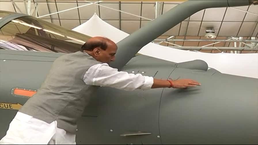 दशहरा: फ्रांस में रक्षा मंत्री राजनाथ ने की शस्त्रपूजा, दिल्ली में पीएम मोदी ने किया रावण दहन