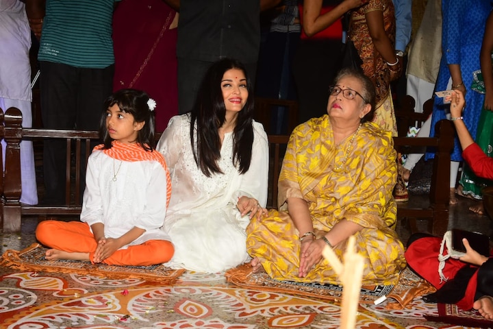 इस दौरान ऐश्वर्या अपनी मम्मी वृंदा राय और बेटी आराध्या बच्चन के साथ पूजा करने के लिए पहुंचीं थीं. (Photo Credit: Manav Manglani)