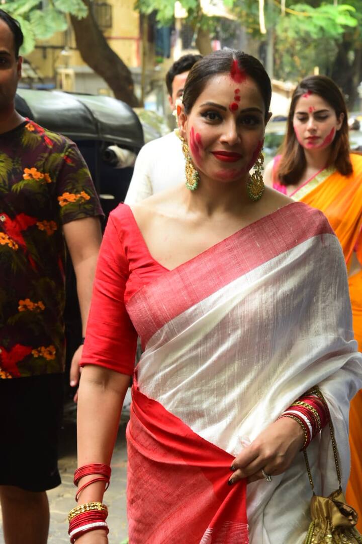 बी टाउन में जहां सभी मा दुर्गा के दर्शन करने के लिए पांडल पहुंचे को वहीं बिपाशा पूरे बंगाली रंग में सराबोर दिखाई दीं. (Photo Credit: Manav Manglani)