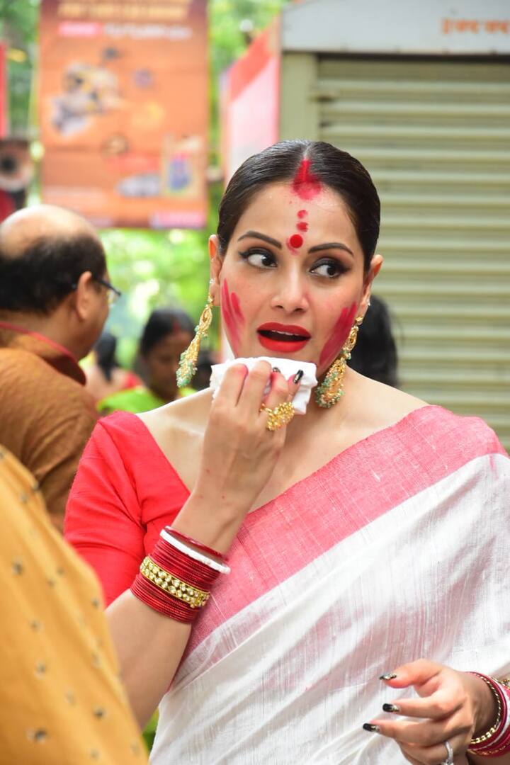 इस दौरान सभी एक दूसरे को सिंदूर लगा कर पति की लंबी उम्र की कामना करते हैं. (Photo Credit: Manav Manglani)