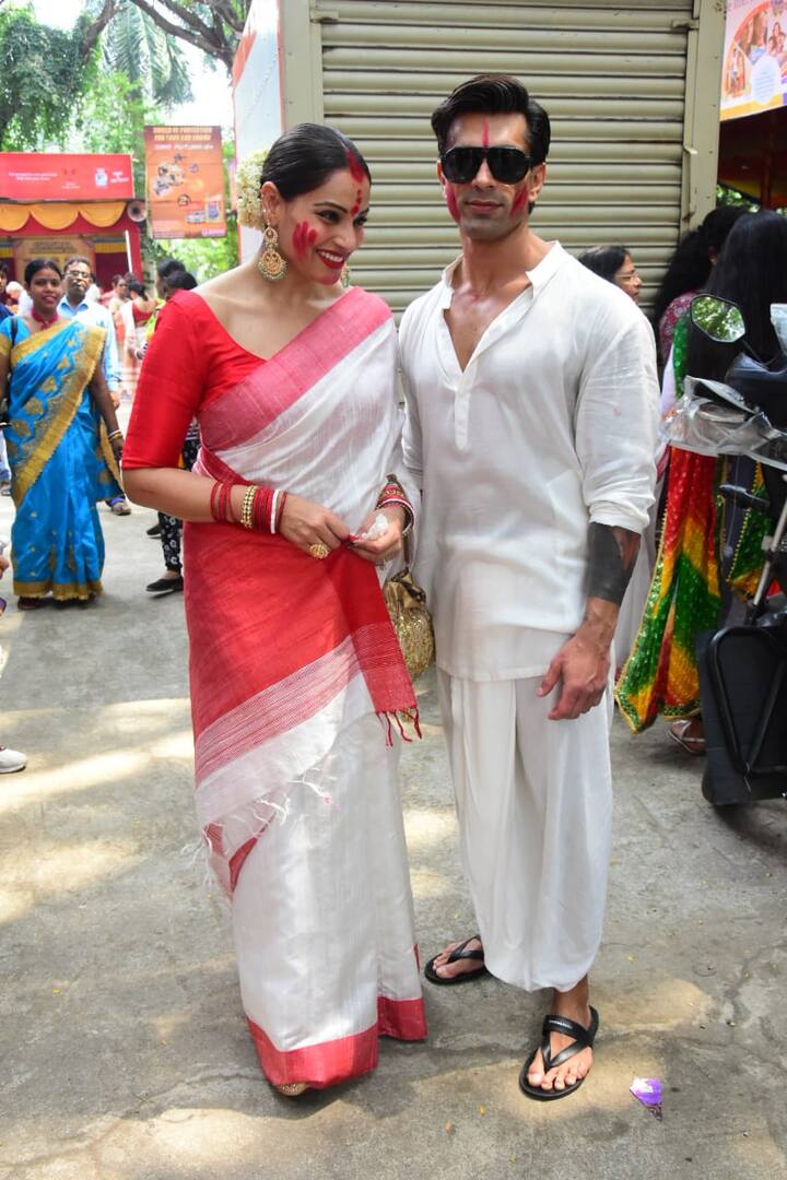 बता दें बिपाशा हर साल दुर्गा पूजा खूब धूम धाम से मनाते हैं. (Photo Credit: Manav Manglani)