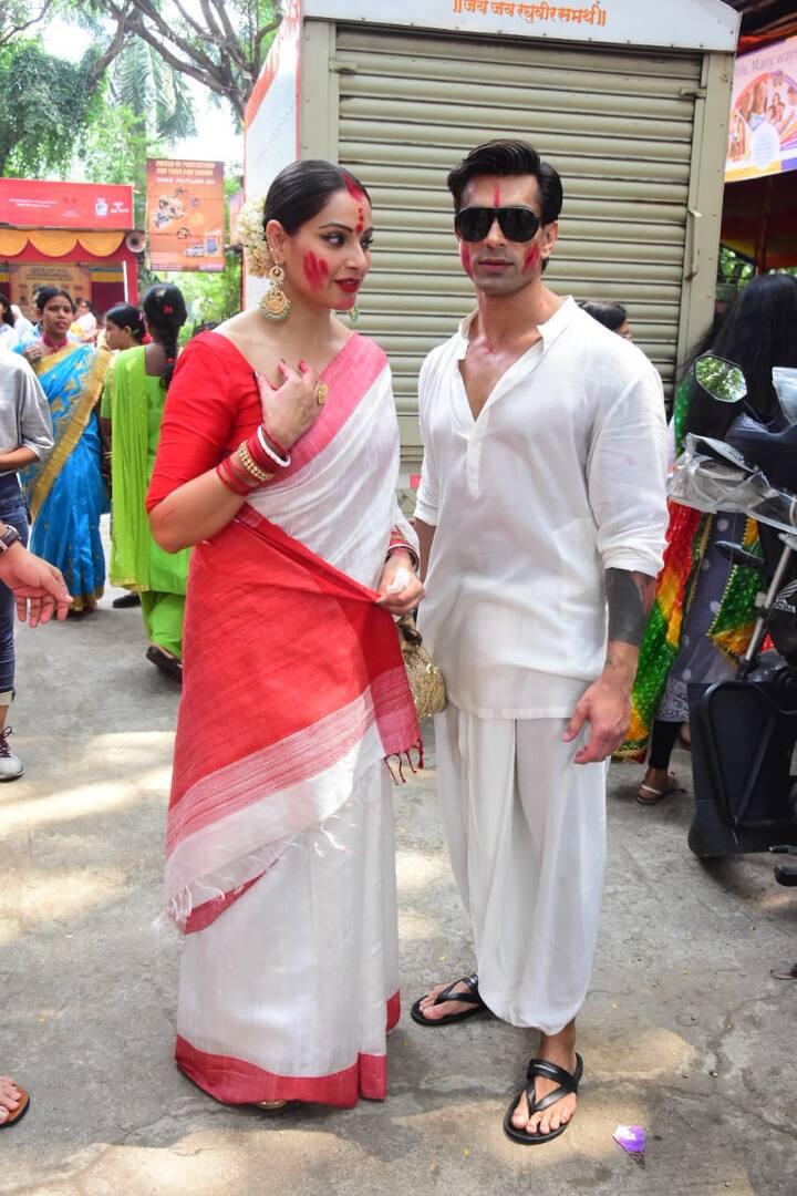 सिंदूर खेला बंगाल की एक रस्म हैं जिसे विजयदशमी के दिन मनाया जाता है. (Photo Credit: Manav Manglani)