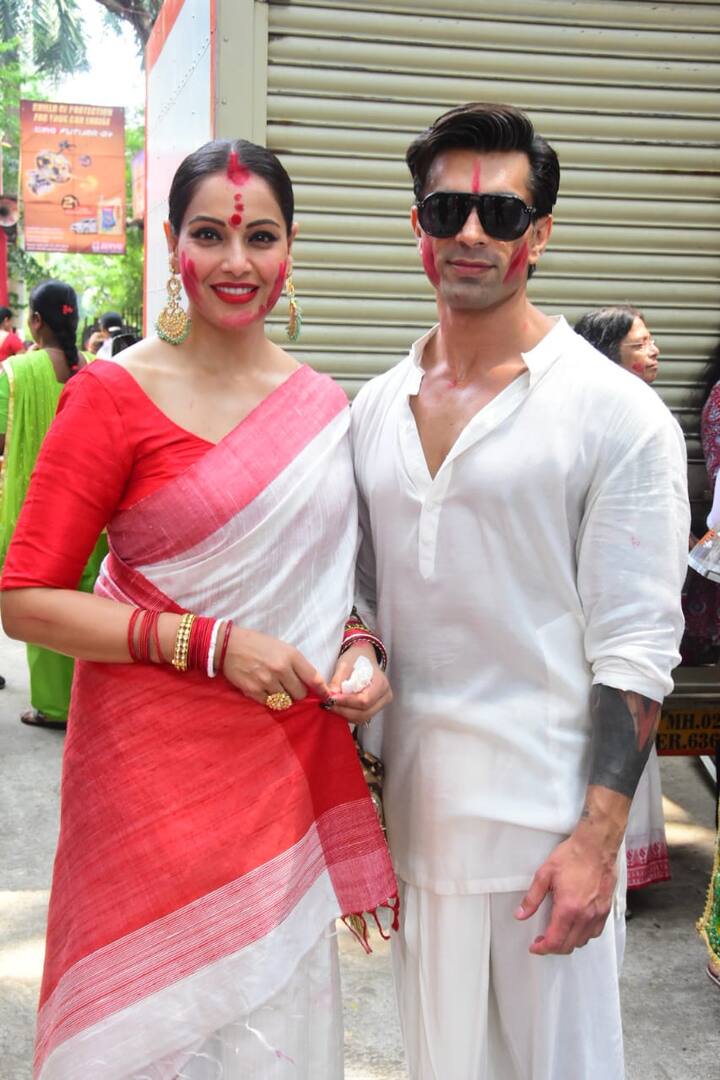 तस्वीरों में आप देख सकते हैं कि इस दौरान बिपाशा बासु सिंदूर में रंगी दिखाई दीं. (Photo Credit: Manav Manglani)